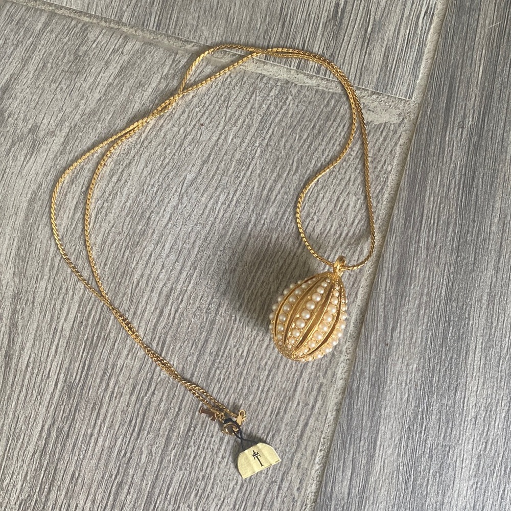 Vintage NWT Never Worn Trifarl Clamshell Gold Pearl Necklace Pendant and Chain